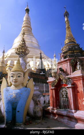 La Shwedagon pagoda (grande Dagon Pagoda o Pagoda d'oro); stupa dorato situato a Yangon, Myanmar. I 326 piedi di altezza, pagoda è situato sulla collina di Singuttara, ad ovest del Lago Kandawgyi e domina lo skyline di Yangon. Shwedagon pagoda è il più sacro pagoda buddista in Myanmar, come si è creduto per contenere le reliquie dei quattro precedenti del Buddha della presente kalpa. Foto Stock