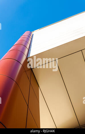 Forme geometriche di un edificio di moderna costruzione contro il cielo blu chiaro Foto Stock