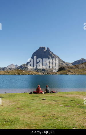 Pic du Midi Ossau montagna e lago Gentau, Ayous lago sentiero escursionistico, nell'Ossau Valley, Pyrenees-Atlantiques reparto (sud-ovest della Francia). Due Foto Stock