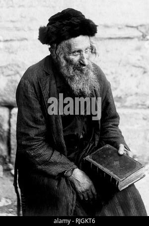 Israele, Gerusalemme, ritratto di un rabbino, 1900-10 Foto Stock