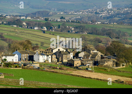 Vista sul villaggio Stanbury (cottage in pietra e case in piccolo insediamento circondato da brughiera & terreni agricoli) - Haworth Moor, West Yorkshire, Inghilterra, Regno Unito Foto Stock