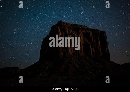 Guardare le stelle nella Monument Valley, Arizona, Stati Uniti d'America, America del Nord Foto Stock