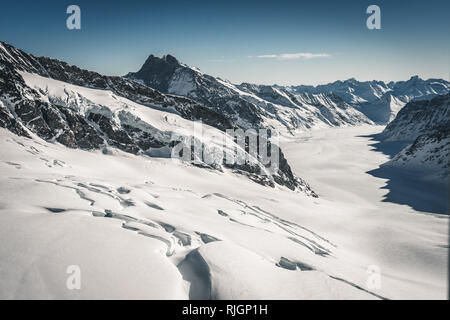 Panorama invernale al di sopra del ghiacciaio innevato visto dalla parte superiore dell'Europa, Jungfraujoch, Svizzera Foto Stock