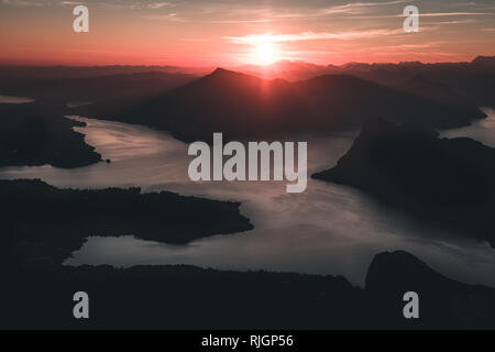 Rosso drammatico tramonto sul Lago di Lucerna visto dalla cima del Monte Pilatus, Svizzera Foto Stock