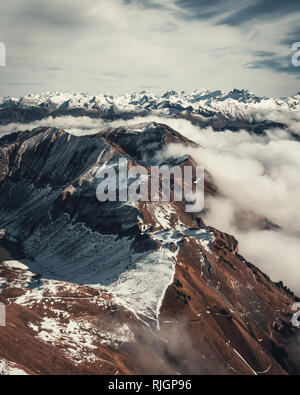 Panorama invernale delle creste congelate come visto dalla cima del monte Rothorn, Brienz, Svizzera Foto Stock