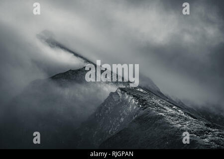 Misty Swiss Mountain Pilatus in bianco e nero Foto Stock