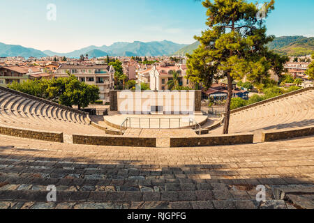 Vista panoramica del vecchio anfiteatro nella città di Marmaris. Ricostruito open-air Theatre di pietra. Marmaris è una popolare destinazione turistica in Turchia Foto Stock