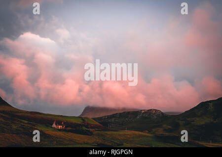 Rosa tramonto sopra il castello di Duntulm sull'Isola di Skye in Scozia Foto Stock