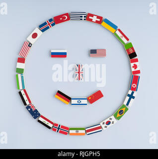 Illustrazione di una faccina sorridente da bandiere nazionali su Domino. Concetto di pace e il Commonwealth delle Nazioni e dell'ordine mondiale Foto Stock