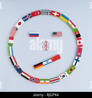 Illustrazione di una faccina sorridente da bandiere nazionali su Domino. Concetto di pace e il Commonwealth delle Nazioni e dell'ordine mondiale Foto Stock