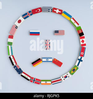 Illustrazione di una faccina sorridente da bandiere nazionali su Domino. Concetto di pace e il Commonwealth delle Nazioni e dell'ordine mondiale Foto Stock