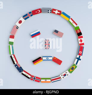 Illustrazione di una faccina sorridente da bandiere nazionali su Domino. Concetto di pace e il Commonwealth delle Nazioni e dell'ordine mondiale Foto Stock