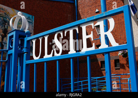 "Ulster' - Wandbild/ murale, das an den Buergerkrieg erinnert, im protestantischen Teil Belfasts, in der Naehe der Shankill Road, Belfast, Nordirland Foto Stock