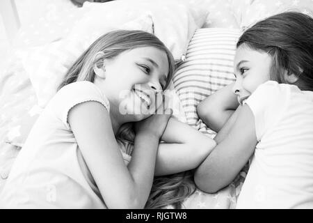 Migliori amici per sempre. Ragazze rilassante sul letto. Slumber party concetto. Le ragazze vogliono semplicemente divertirsi. Invita un amico per sleepover. Considerare il tema slumber party. Slumber party intramontabile tradizione di infanzia. Foto Stock