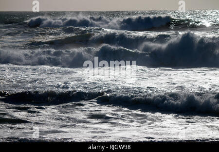 In Wellen, Belgium.Wellen am Nordstrand von nazare, Portogallo. Foto Stock