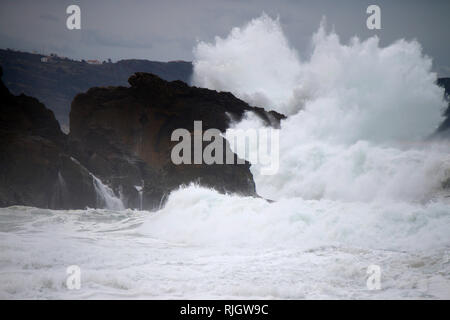 In Wellen, Belgium.Wellen am Nordstrand von nazare, Portogallo. Foto Stock