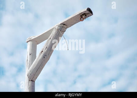 Legno bianco patibolo contro un cielo nuvoloso. Pena di morte. Foto Stock