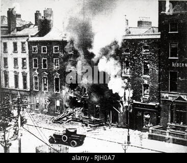 Una fotografia che mostra il metodo di bruciarsi in una roccaforte dei ribelli durante la rivolta in Irlanda. In data xx secolo Foto Stock