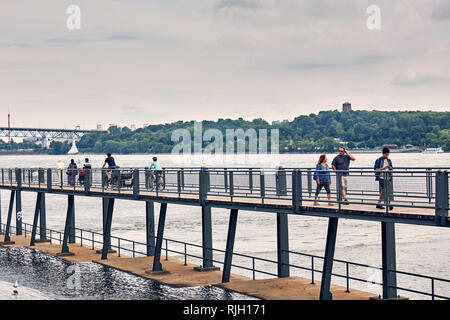 Montreal, Canada - Giugno, 2018: razza mista la gente camminare sulla passerella pedonale oltre il fiume San Lorenzo in Montreal Vecchia area portuale in estate, Q Foto Stock