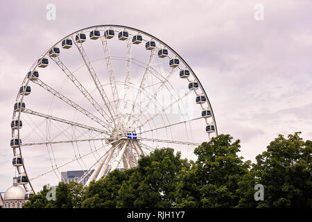 Montreal, Canada - Giugno, 2018: ruota panoramica Ferris di Montreal (La Grande Roue de Montreal) contro un sfondo nuvoloso. Editoriale. Foto Stock