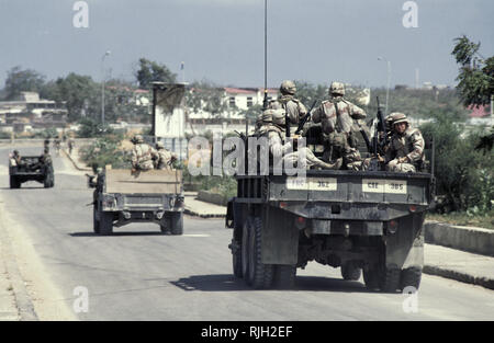 Il 16 ottobre 1993, lasciando la sede UNOSOM, U.S. Esercito di soldati di fanteria di C Company 1/87 testa fuori per le strade di Mogadiscio, Somalia nel retro di un M35 carrello. Un paio di Humvees portano il convoglio. Foto Stock