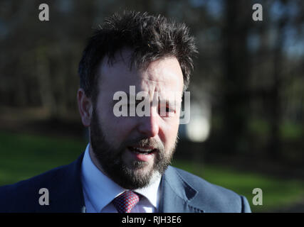 Leader SDLP Colonna Eastwood parla ai media dopo i colloqui a Stormont con il Primo Ministro Theresa Maggio nel secondo giorno della sua visita a Belfast. Foto Stock