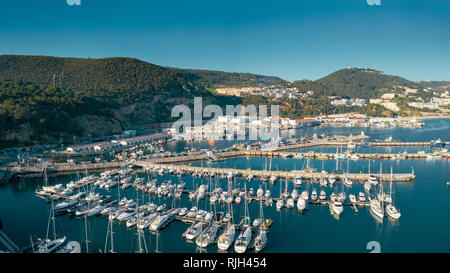 Antenna; vista panoramica del piccolo porto con barche a vela e yacht Foto Stock