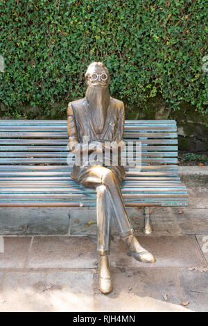 Santiago de Compostela, Spagna; 24 Novembre 2018: Statua di Ramon Maria del Valle Inclan nel parco Alameda. Egli è stato un drammaturgo spagnolo e romanziere Foto Stock