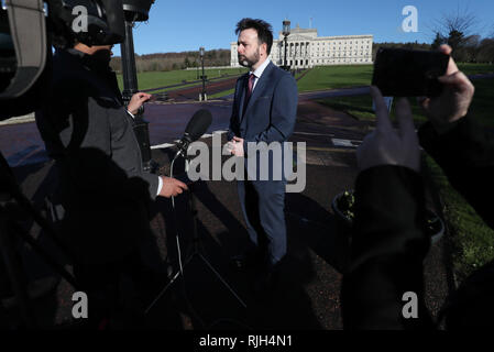 Leader SDLP Colonna Eastwood parla ai media dopo i colloqui a Stormont con il Primo Ministro Theresa Maggio nel secondo giorno della sua visita a Belfast. Foto Stock