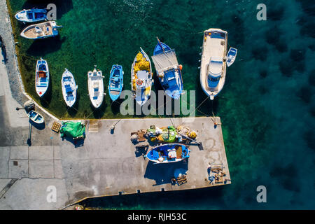 Vista aerea della pesca tradizionale barche nel porto di Katapola, Amorgos Island, Grecia Foto Stock