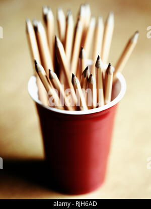 Le matite in un bicchiere di rosso Foto Stock