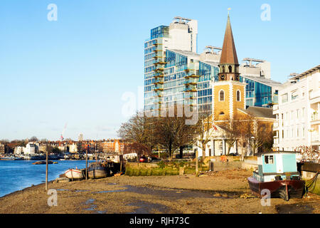 Barche ormeggiate a bassa marea lungo il fiume Tamigi vicino alla chiesa di Santa Maria, Battersea, Wandsworth - il sud ovest di Londra, Inghilterra Foto Stock