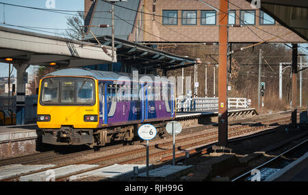 Classe 144 Pacer diesel multiple unit treno in livrea settentrionale in attesa presso una stazione, sul suo cammino a Leeds, Regno Unito. Foto Stock