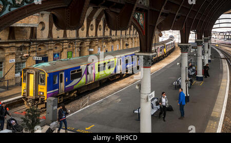 Classe 150 treni passeggeri in livrea settentrionale in attesa presso la stazione ferroviaria di York, Inghilterra. Foto Stock