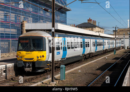 Classe 365 Networker Express doppio voltaggio elettrico unità multiple in treno in prima capitale collegare livrea in attesa presso una stazione NEL REGNO UNITO. Foto Stock