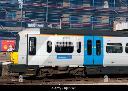 Classe 365 Networker Express doppio voltaggio elettrico unità multiple in treno in prima capitale collegare livrea in attesa presso una stazione NEL REGNO UNITO. Foto Stock