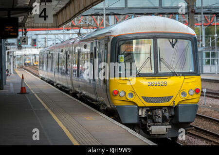 Classe 365 Networker Express doppio voltaggio elettrico unità multiple in treno in Great Northern livrea in attesa presso una stazione NEL REGNO UNITO. Foto Stock