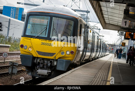 Classe 365 Networker Express doppio voltaggio elettrico unità multiple in treno in Great Northern livrea in attesa presso una stazione NEL REGNO UNITO. Foto Stock