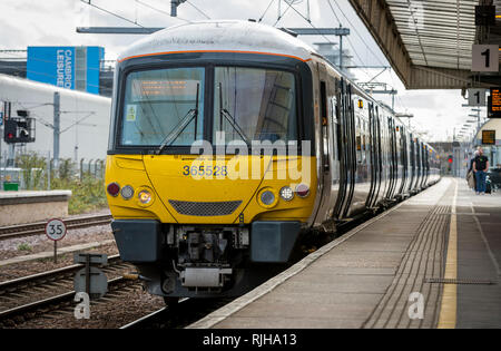 Classe 365 Networker Express doppio voltaggio elettrico unità multiple in treno in Great Northern livrea in attesa presso una stazione NEL REGNO UNITO. Foto Stock