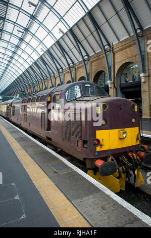 Costa occidentale del patrimonio delle ferrovie locomotore in attesa in una piattaforma a Londra è la stazione di Kings Cross a Londra, Inghilterra. Foto Stock