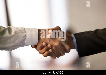 Close up dei dipendenti di sesso maschile handshake chiusura trattativa Foto Stock