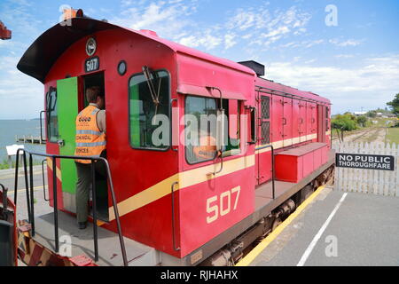 L'increspatura del treno motore Diesel a Victor Harbour, Sud Australia Foto Stock