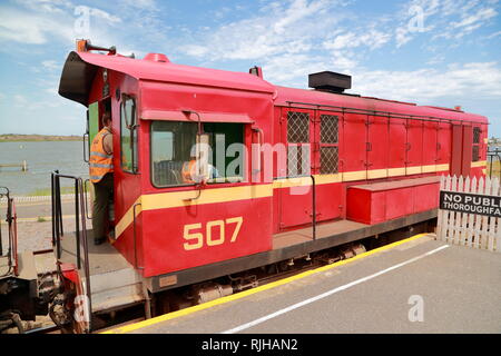 L'increspatura del treno motore Diesel a Victor Harbour, Sud Australia Foto Stock