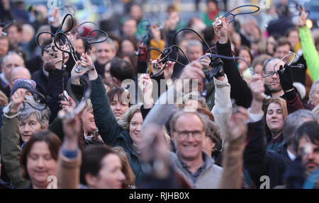 GP di tenere alto il loro stetoscopi durante una manifestazione di protesta circa il finanziamento del servizio sanitario al di fuori di Leinster House a Dublino. Foto Stock