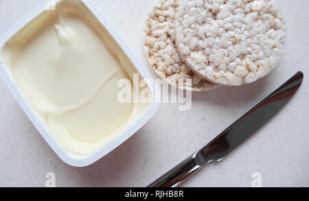 Una leggera colazione con torte di riso e formaggio delicato su marmo bianco Foto Stock
