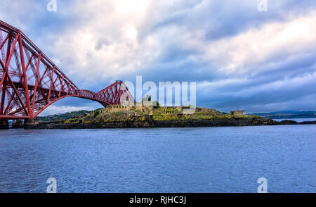 Il Forth Bridge è una struttura a sbalzo ponte ferroviario attraverso il Firth of Forth e passa su una piccola isola disabitata chiamato Inchgarvie. Foto Stock