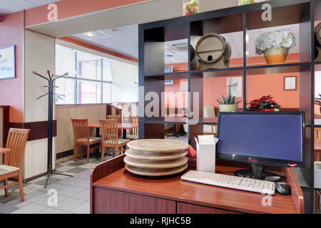 Computer presso la stazione di hostess in ristorante Foto Stock