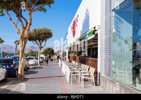 PUERTO DEL CARMEN, Lanzarote - 23 dicembre 2018. Negozi e persone in Puerto del Carmen di Lanzarote, Isole canarie, Spagna, il fuoco selettivo Foto Stock