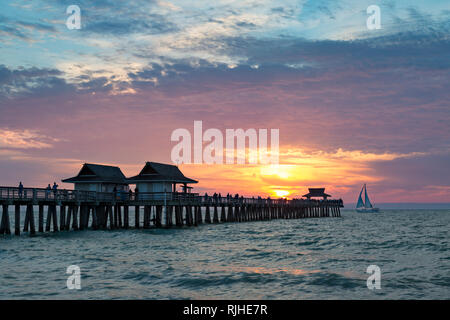 Tramonto sul Golfo del Messico presso il Molo di Napoli lungo la costa del Golfo della Florida, Naples, Florida, Stati Uniti d'America Foto Stock