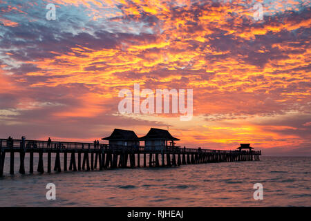 Tramonto sul Golfo del Messico presso il Molo di Napoli lungo la costa del Golfo della Florida, Naples, Florida, Stati Uniti d'America Foto Stock